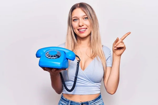 Ung Vacker Blond Flicka Håller Vintage Telefon Ler Glad Pekar — Stockfoto