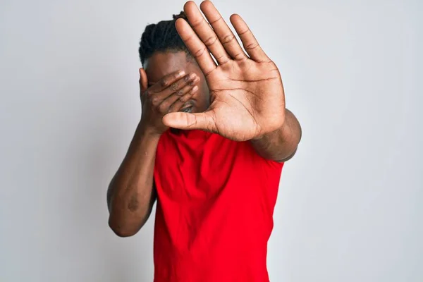 Afro Amerikaanse Man Met Vlechten Die Casual Kleren Dragen Die — Stockfoto