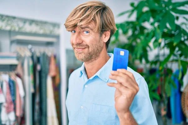 Yakışıklı Beyaz Adam Alışveriş Merkezindeki Alışveriş Merkezinde Kredi Kartını Göstererek — Stok fotoğraf