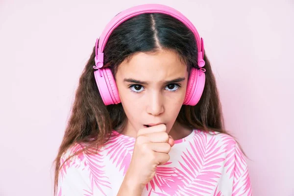 Linda Niña Hispana Escuchando Música Usando Auriculares Sintiéndose Mal Tosiendo — Foto de Stock