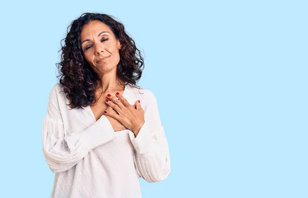 Medelålders Vacker Kvinna Bär Casual Tröja Leende Med Händerna Bröstet — Stockfoto