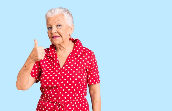 Senior Mooie Vrouw Met Blauwe Ogen Grijs Haar Een Rode — Stockfoto