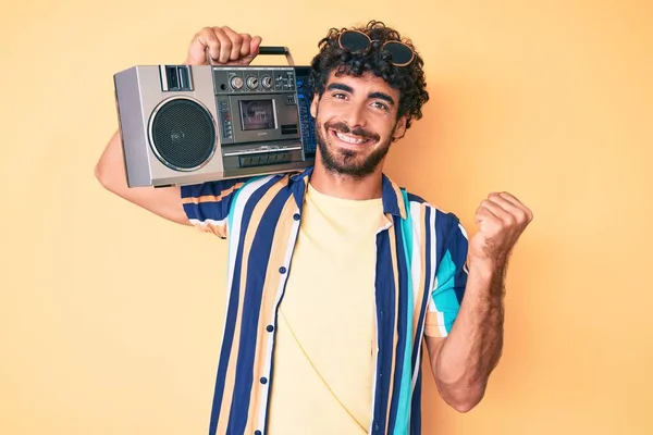 Jovem Bonito Com Cabelo Encaracolado Urso Segurando Boombox Ouvindo Música — Fotografia de Stock