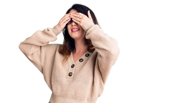 Schöne Junge Brünette Frau Lässiger Kleidung Und Brille Die Augen — Stockfoto