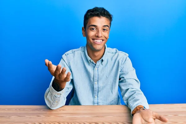 Ung Vacker Afrikansk Amerikan Man Bär Casual Kläder Sitter Bordet — Stockfoto