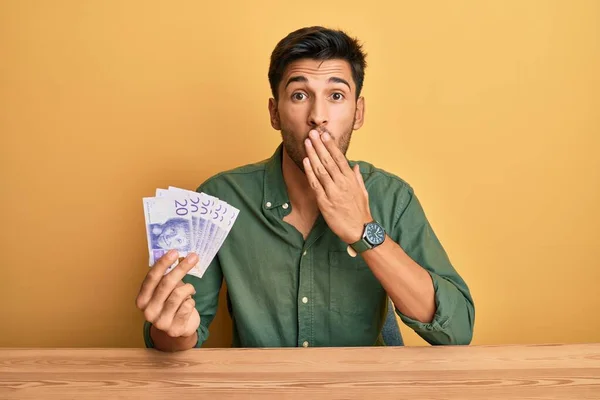 Joven Hombre Guapo Sosteniendo Billetes Coronas Suecas Cubriendo Boca Con — Foto de Stock