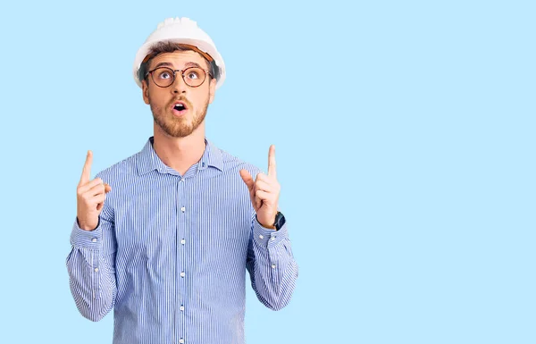 Handsome Young Man Bear Wearing Architect Hardhat Amazed Surprised Looking — Stock Photo, Image