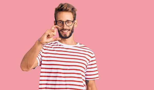 Schöner Blonder Mann Mit Bart Lässiger Kleidung Und Brille Lächelnd — Stockfoto