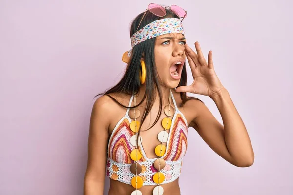 Beautiful Hispanic Woman Wearing Bohemian Hippie Style Shouting Screaming Loud — Stock Photo, Image