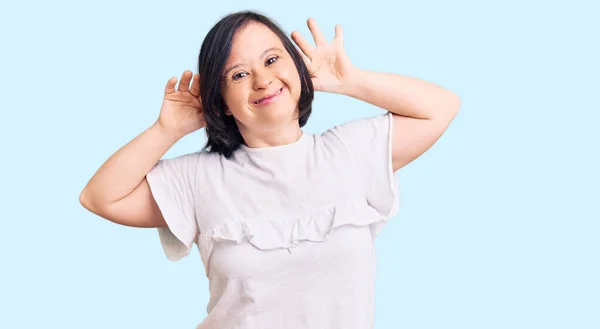 Femme Brune Avec Syndrome Duvet Portant Shirt Blanc Décontracté Essayant — Photo