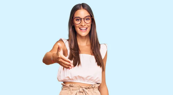 Ung Latinamerikansk Kvinna Klädd Avslappnade Kläder Och Glasögon Ler Vänligt — Stockfoto