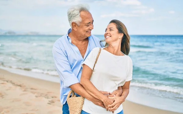 Middelbare Leeftijd Hispanic Paar Glimlachen Gelukkig Knuffelen Wandelen Het Strand — Stockfoto