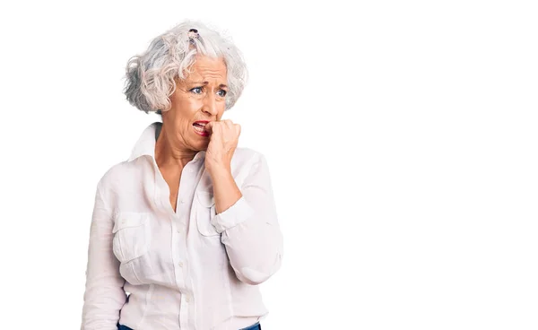 Eine Ältere Grauhaarige Frau Lässiger Kleidung Sieht Gestresst Und Nervös — Stockfoto