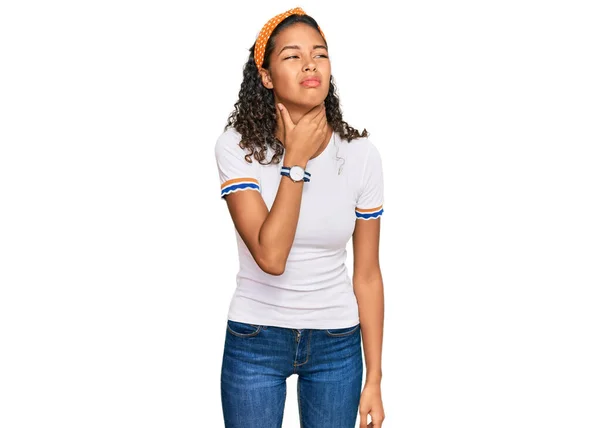 Νεαρή Αφρικάνα Αμερικανίδα Που Φοράει Καθημερινά Ρούχα Αγγίζοντας Τον Επώδυνο — Φωτογραφία Αρχείου