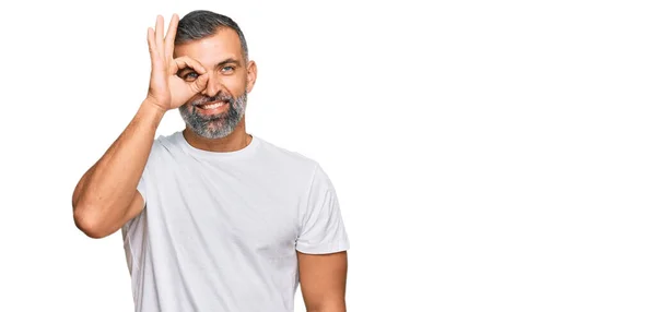 Middelbare Leeftijd Knappe Man Draagt Casual Witte Tshirt Doet Gebaar — Stockfoto