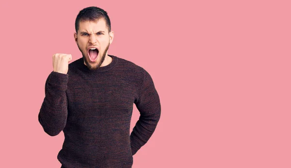 Homem Bonito Jovem Vestindo Camisola Casual Irritado Louco Levantando Punho — Fotografia de Stock