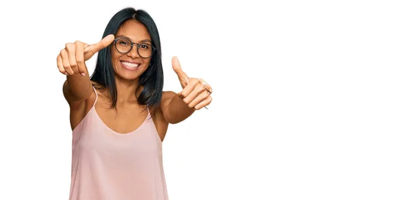 Mujer Afroamericana Joven Con Ropa Casual Gafas Aprobando Hacer Gesto —  Fotos de Stock