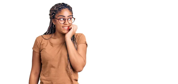 Giovane Donna Afroamericana Con Trecce Che Indossano Abiti Casual Occhiali — Foto Stock