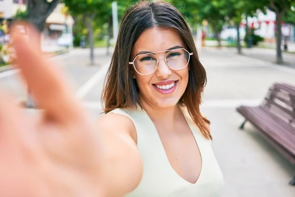 Młoda Piękna Kobieta Uśmiechnięta Stojąc Uśmiechem Twarzy Robiąc Selfie Przy — Zdjęcie stockowe