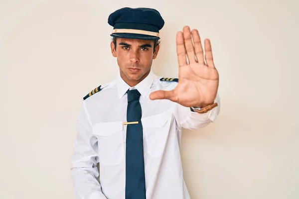 Junger Hispanischer Mann Flugzeugpilotenuniform Beim Stop Sing Mit Der Handfläche — Stockfoto