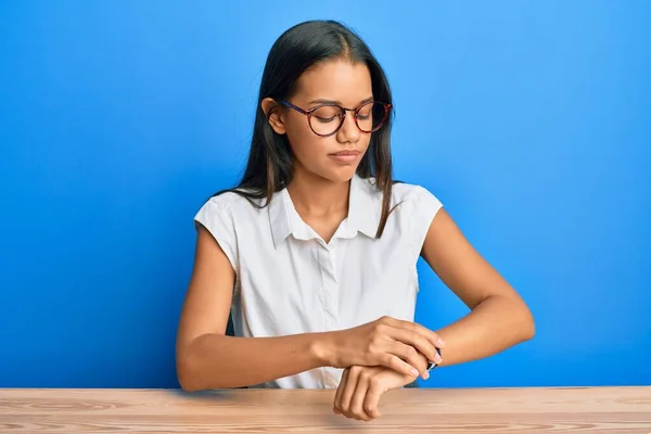 Belle Femme Hispanique Portant Des Vêtements Décontractés Assis Sur Table — Photo