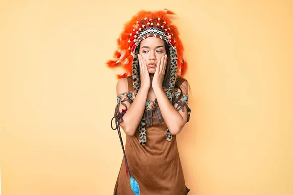 Молодая Красивая Латинская Девушка Индийском Костюме Усталые Руки Покрывающие Лицо — стоковое фото