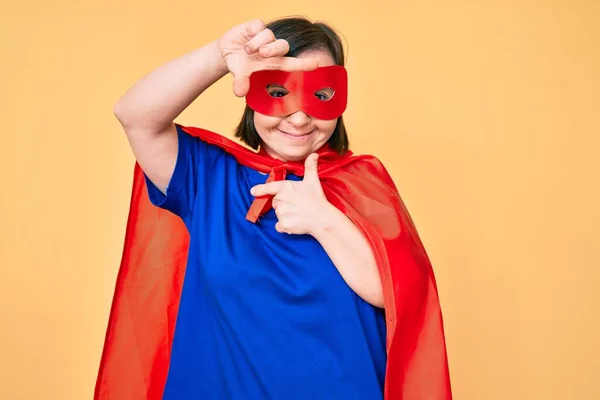 Femme Brune Avec Syndrome Duvet Portant Costume Super Héros Souriant — Photo