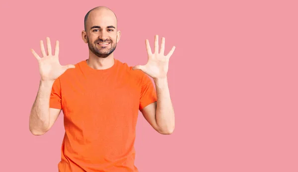 Junger Gutaussehender Mann Mit Lässigem Shirt Zeigt Mit Finger Nummer — Stockfoto