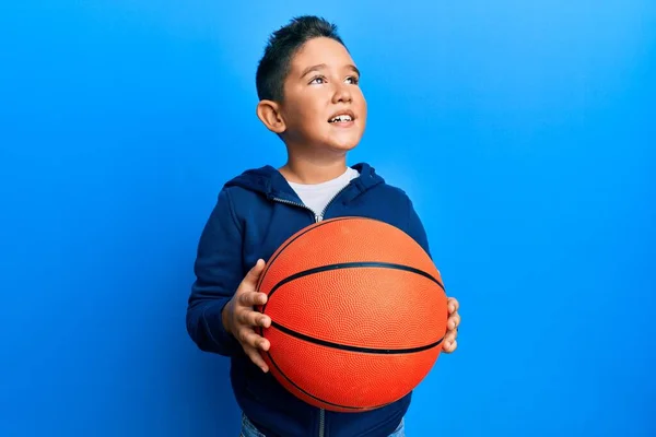 Kleine Jongen Spaanse Jongen Houdt Basketbal Bal Glimlachend Naar Zijkant — Stockfoto