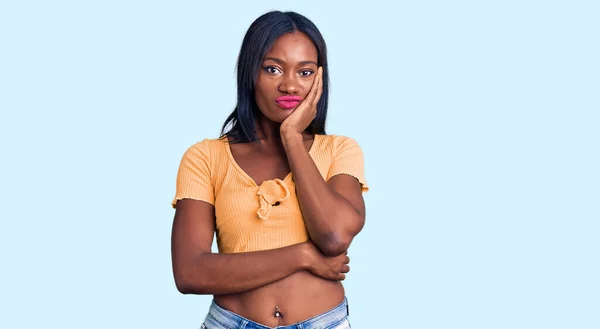 Junge Afrikanisch Amerikanische Frau Lässiger Kleidung Denkt Müde Und Gelangweilt — Stockfoto