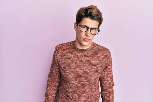 Bello Uomo Caucasico Che Indossa Maglione Casual Occhiali Scettici Nervosi — Foto Stock