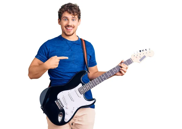 Jovem Homem Bonito Com Cabelo Encaracolado Tocando Guitarra Elétrica Sorrindo — Fotografia de Stock