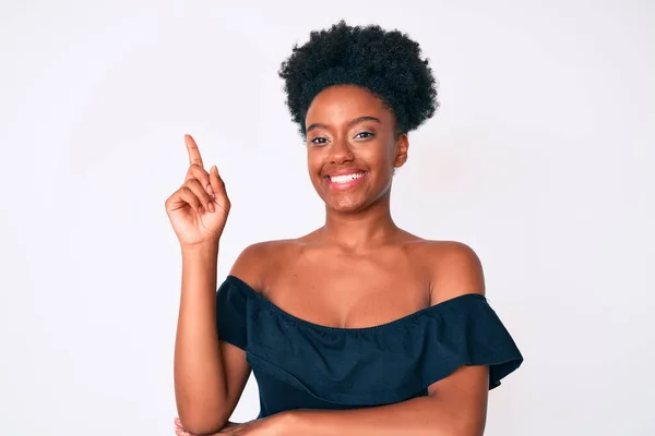 Молодая Африканская Американка Повседневной Одежде Широкой Улыбкой Лице Указывая Рукой — стоковое фото