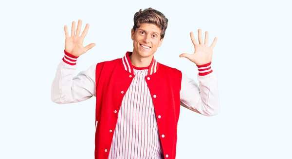 Jovem Homem Bonito Vestindo Uniforme Beisebol Mostrando Apontando Para Cima — Fotografia de Stock