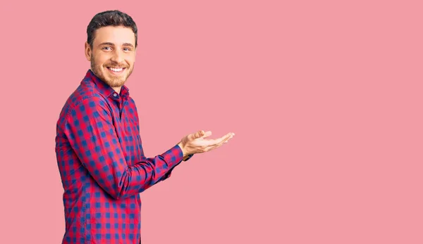 Guapo Joven Con Oso Vistiendo Camisa Casual Señalando Lado Con —  Fotos de Stock