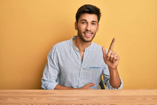 Jeune Bel Homme Portant Des Vêtements Décontractés Assis Sur Table — Photo