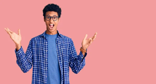 Joven Hombre Afroamericano Vistiendo Ropa Casual Gafas Celebrando Loco Sorprendido —  Fotos de Stock