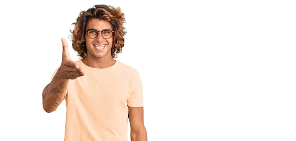 カジュアルな服と眼鏡を身に着けている若いヒスパニック系の男は挨拶や歓迎として握手を提供笑顔 成功したビジネス — ストック写真