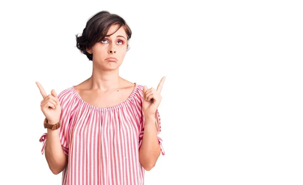 Beautiful Young Woman Short Hair Wearing Casual Summer Clothes Pointing — Stock Photo, Image