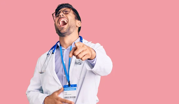 Giovane Uomo Ispanico Indossando Uniforme Medico Stetoscopio Ridere Puntando Dito — Foto Stock