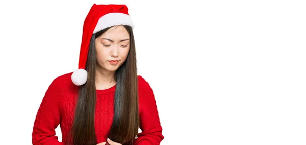 Jovem Chinesa Usando Chapéu Natal Com Mão Estômago Porque Indigestão — Fotografia de Stock