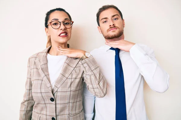 Belo Casal Vestindo Roupas Negócios Cortando Garganta Com Mão Como — Fotografia de Stock