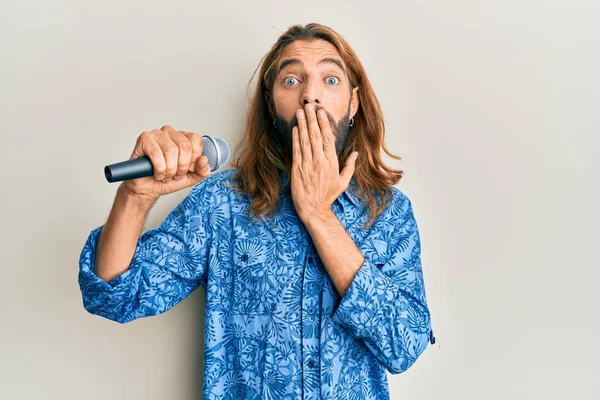 Aantrekkelijke Man Met Lang Haar Baard Zingen Lied Met Behulp — Stockfoto