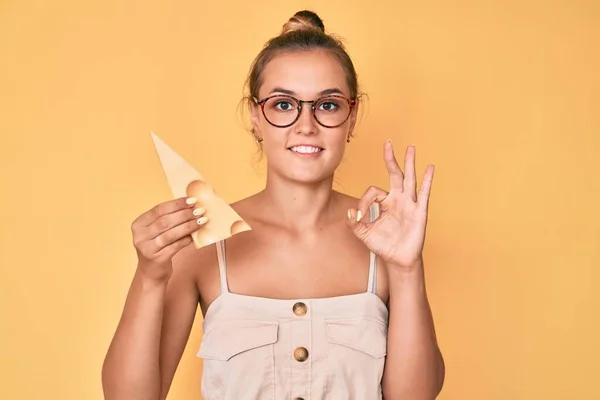 Schöne Kaukasische Frau Hält Ein Stück Emmentaler Käse Der Hand — Stockfoto