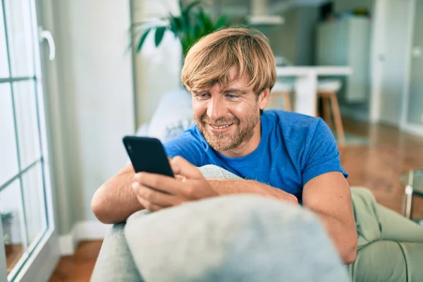 Edad Media Guapo Hombre Caucásico Relajarse Sentado Sofá Casa Con — Foto de Stock