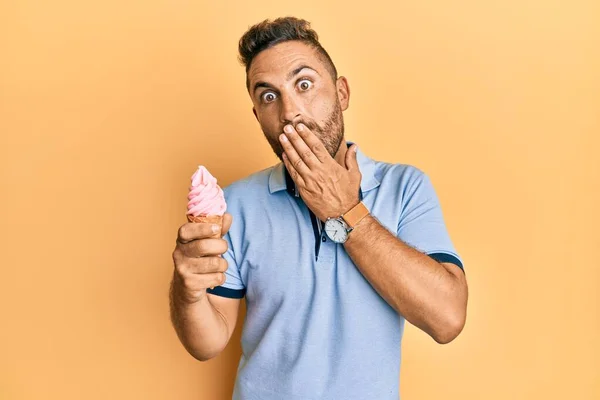 Homem Bonito Com Barba Comendo Cone Sorvete Cobrindo Boca Com — Fotografia de Stock