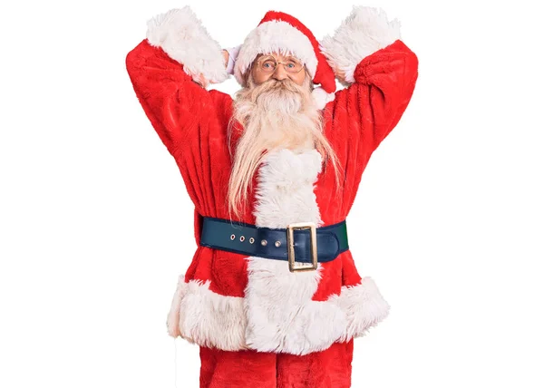 老男人 白发苍苍 留着长胡子 穿着传统的圣诞老人服装 悠闲自在地伸展着 胳膊和手在头和脖子后面开心地笑着 — 图库照片