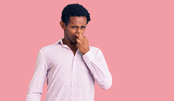 Hombre Guapo Africano Con Camisa Rosa Casual Oliendo Algo Apestoso — Foto de Stock