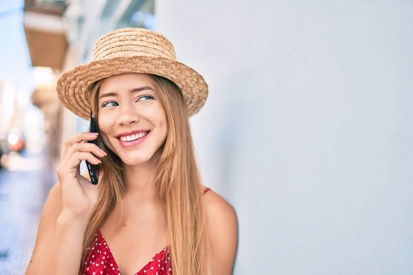 Νεαρή Καυκάσια Τουρίστρια Χαμογελά Ευτυχισμένη Μιλώντας Smartphone Ακουμπά Στον Τοίχο — Φωτογραφία Αρχείου