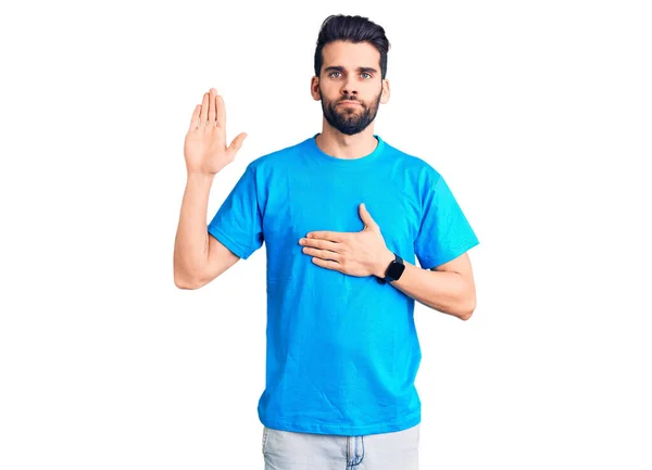 Junger Gutaussehender Mann Mit Bart Lässigem Shirt Der Mit Der — Stockfoto